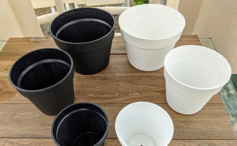 white plastic plant pots