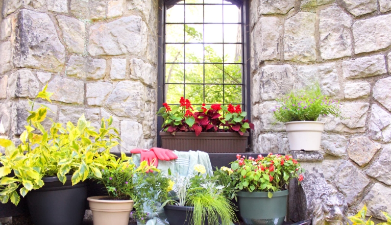 outdoor plastic planters