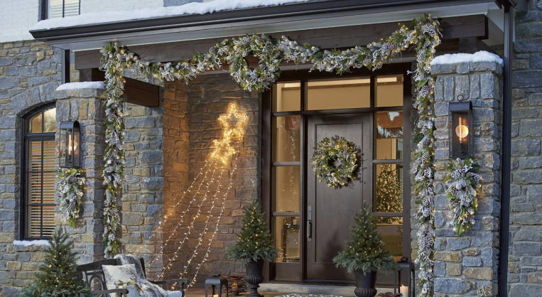 How to Use Outdoor Christmas Decorations for Holiday Photos