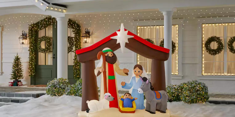 How to Make Outdoor Christmas Decorations That Are Easy to Set Up