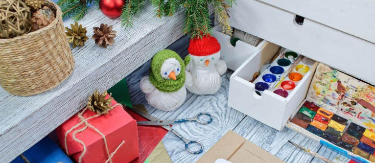 How to Make Outdoor Christmas Decorations Using Recycled Materials