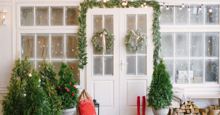 The Best Outdoor Christmas Decorations for Curb Appeal