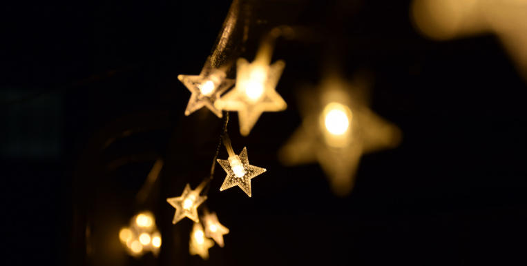 How to Decorate Your Roof for Christmas Safely