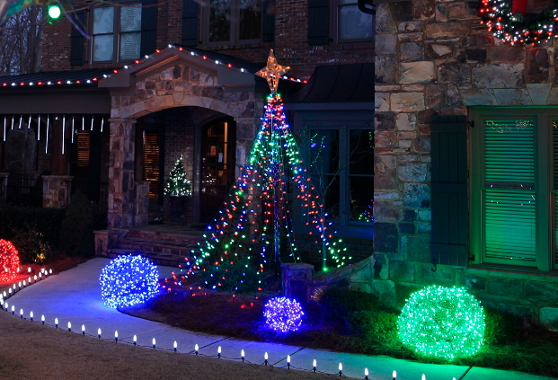 The Best Outdoor Christmas Decorations for Small Front Yards