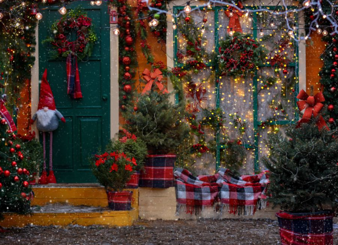 How to Make Your Outdoor Christmas Decorations Stand Out
