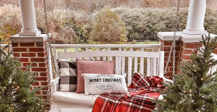 The Best Outdoor Christmas Decorations for Apartments
