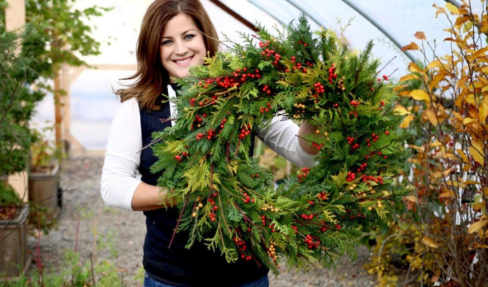 How to Make a Festive Outdoor Christmas Wreath
