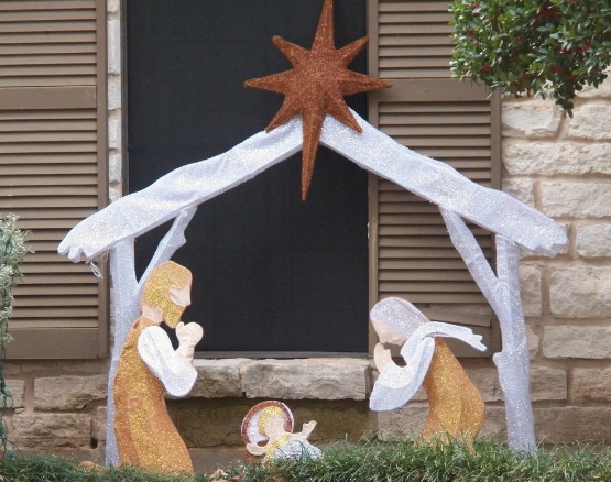 How to Set Up a DIY Outdoor Nativity Scene