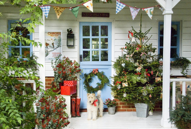 How to Use Outdoor Christmas Decorations for Curb Appeal