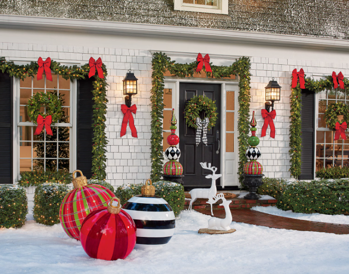 How to Choose Outdoor Christmas Decorations That Match Your House