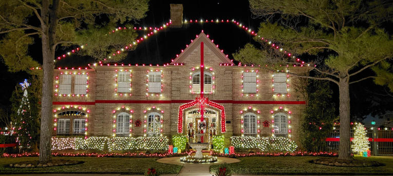 How to Use Outdoor Christmas Decorations to Highlight Architectural Features