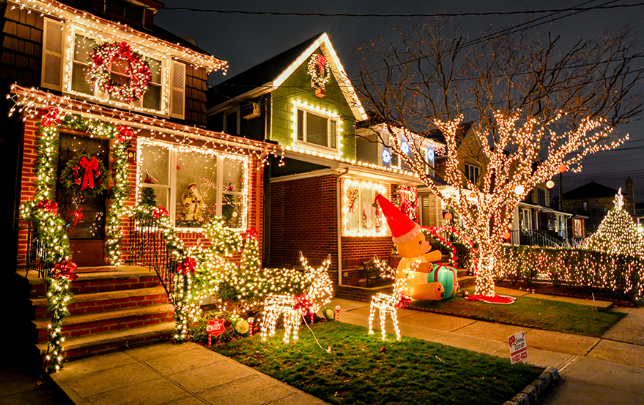 How to Decorate Outdoor Railings for Christmas