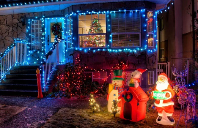 How to Coordinate Outdoor Christmas Decorations With Your Roofline