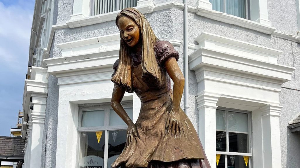 ballroom dancing statues