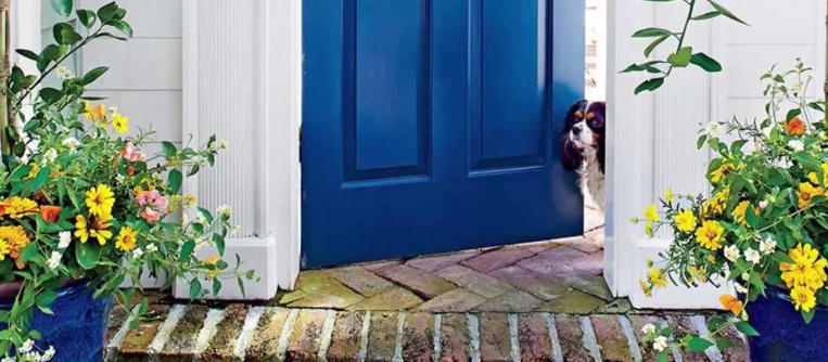 How to Mix Sculptures and Flower Pots at the Front Door