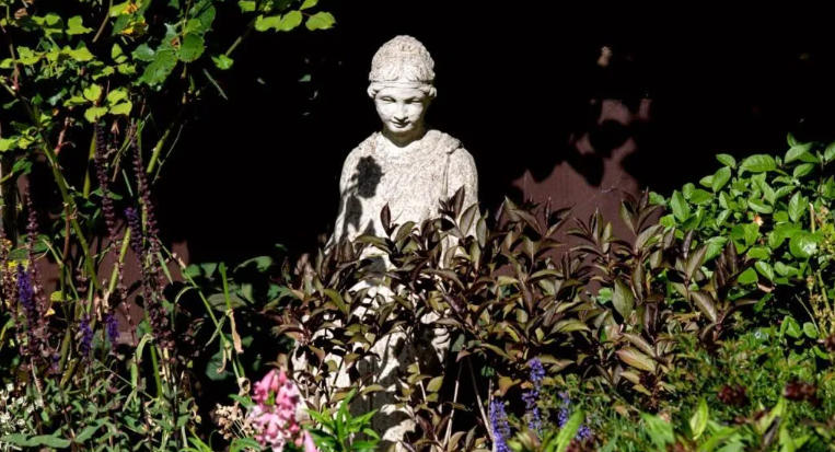 Curated Entrance Looks Using Sculptures and Greenery