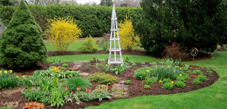 Layered Entrance Decor Using Plants and Sculptures