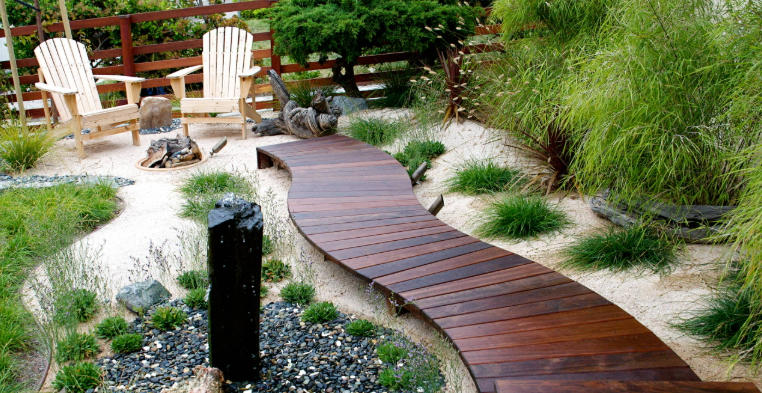 Curved Path Entrance Decor Using Sculptures