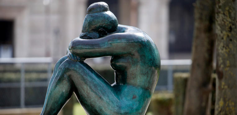 How to Use Symmetrical Sculptures at the Main Entrance