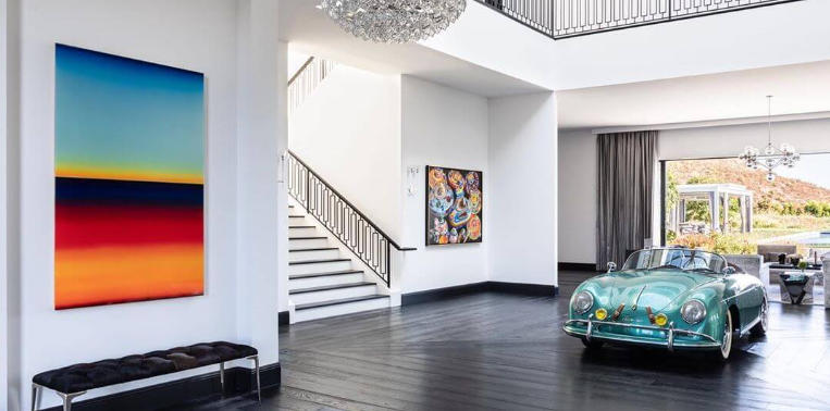 Classic Sculpture Ideas for Traditional Entrances