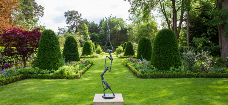 Positioning Sculptures for a Grand Entrance Look