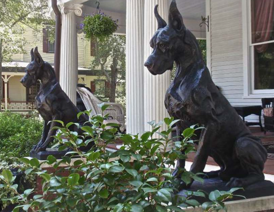 Using Sculptures as a Focal Point at the Front Door