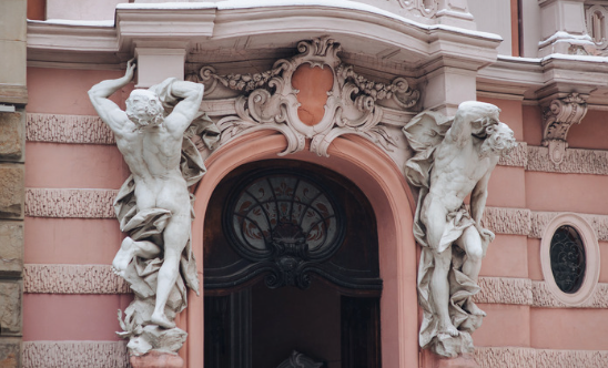 How to Add Personality to Your Entrance With Sculptures