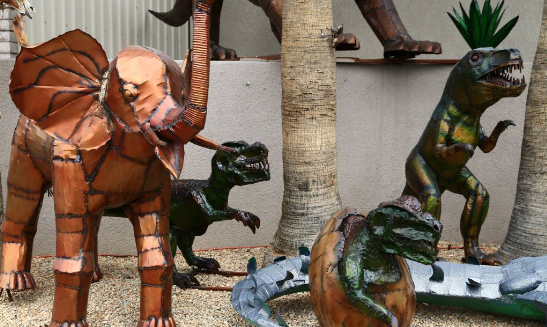 How to Use Metal Sculptures in Entrance Decoration