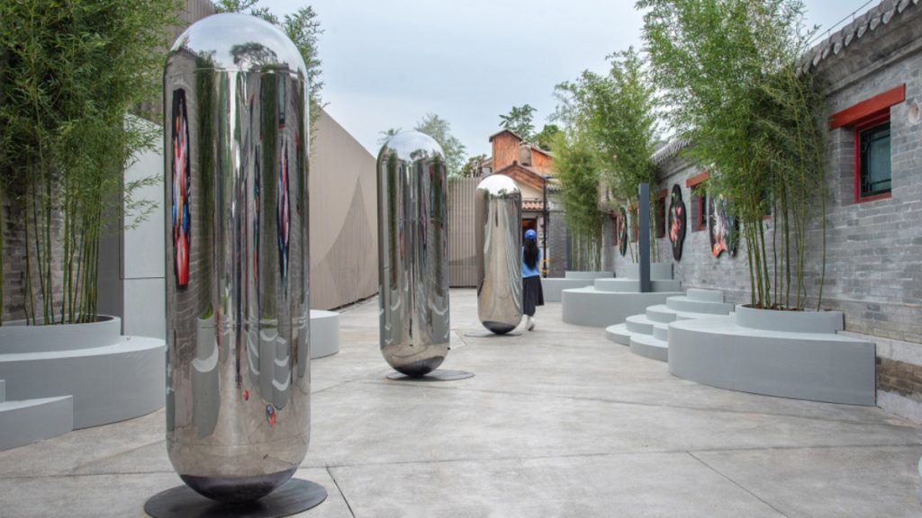 Stainless steel mirror column art sculpture