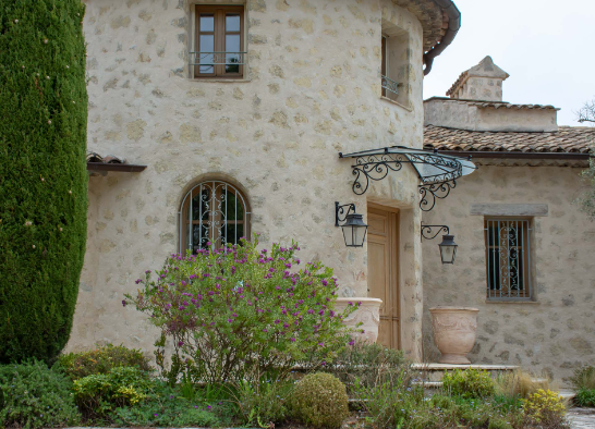 large lanterns paired with taller sculptures