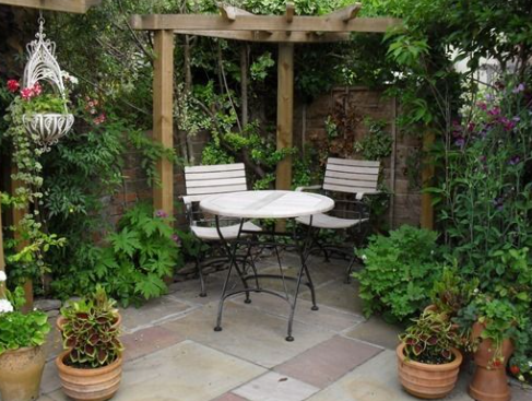 Outdoor wall decor for courtyard spaces