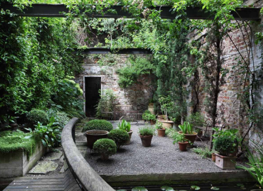 Outdoor wall decor for classic landscapes