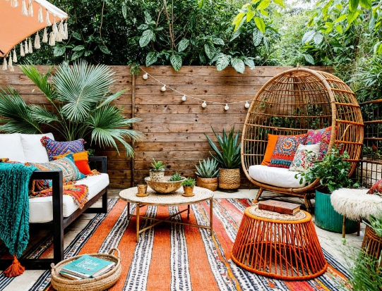 Outdoor wall decor for small patios