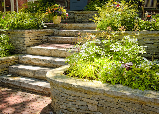 Outdoor wall decor using stone elements