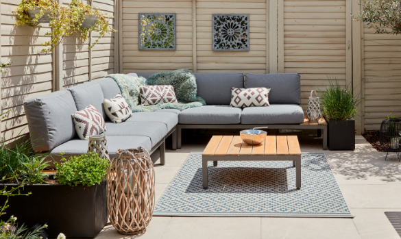 Outdoor wall decor for cozy outdoor spaces
