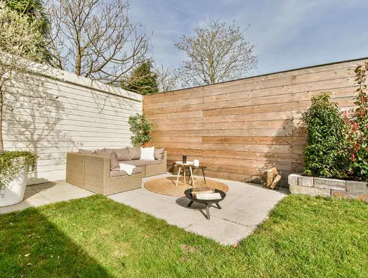Outdoor wall decor for creative backyards