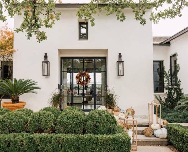 Outdoor wall decor for stylish entrances