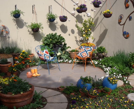 Outdoor wall decor for small gardens